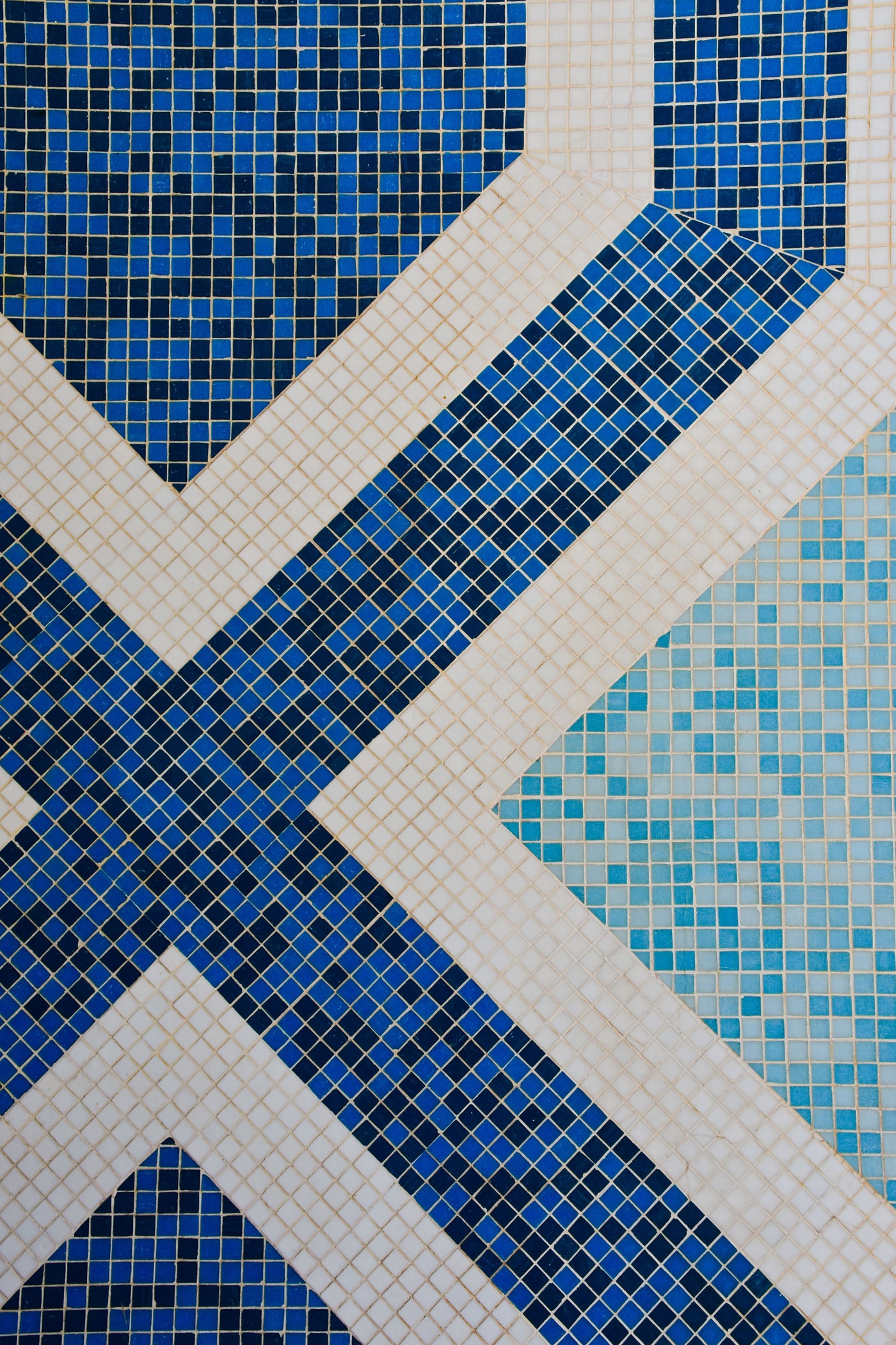 Geometrisches Mosaikmuster in Blautönen als Detailansicht
