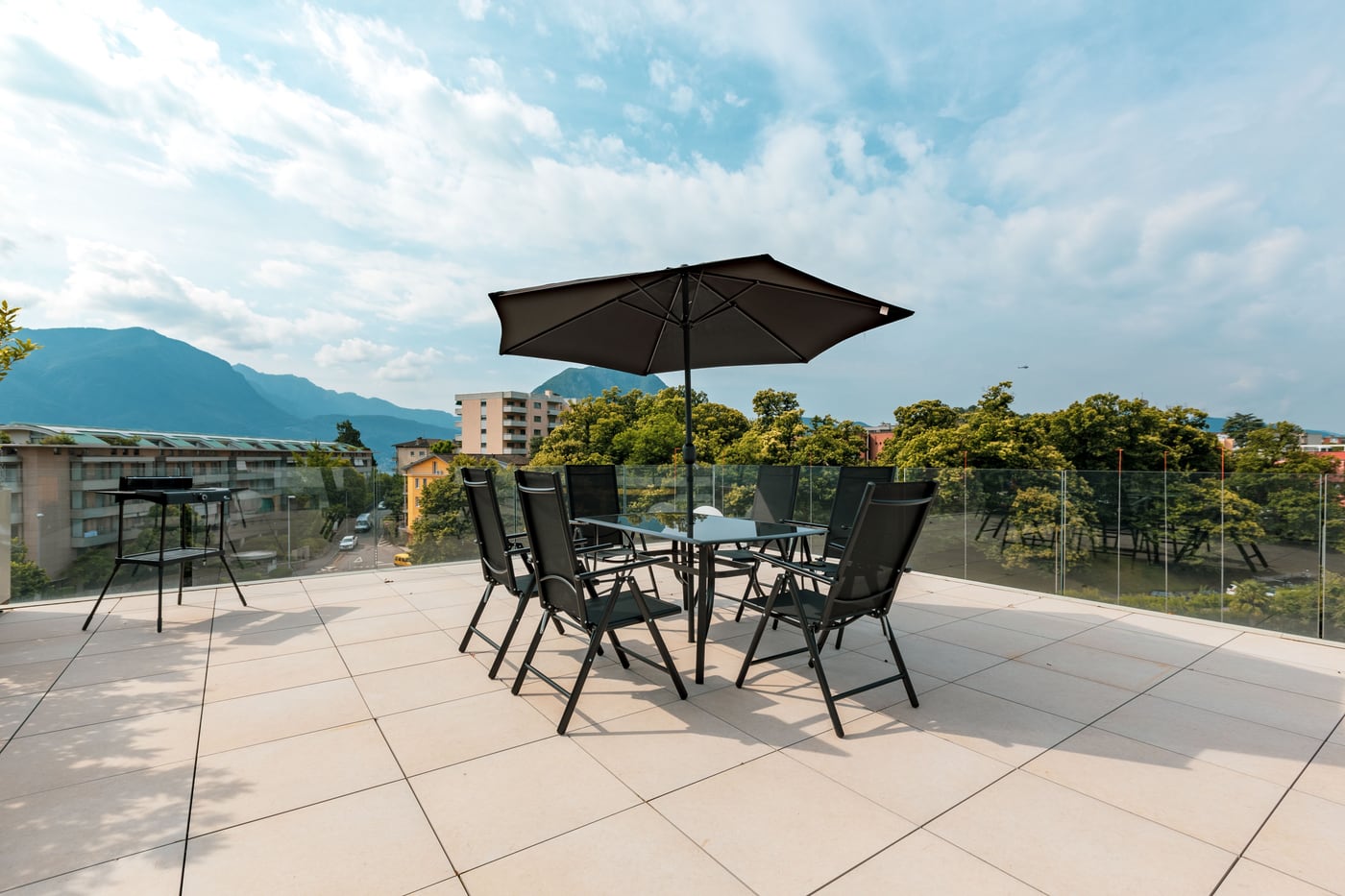 Großformatige Bodenplatten, auf einer Dachterrasse verlegt